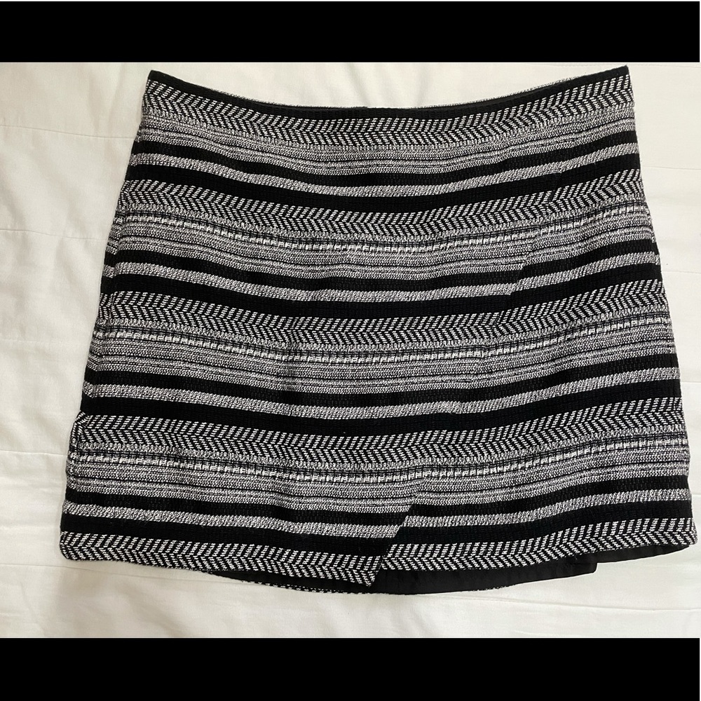 J. Crew black & white patterned mini skirt. Women’s Size 10.
